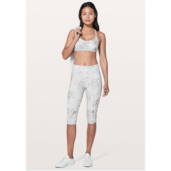 Lululemon Love Knot Crop *15" in Size 6 Twine White Multi - Picture 1 of 7